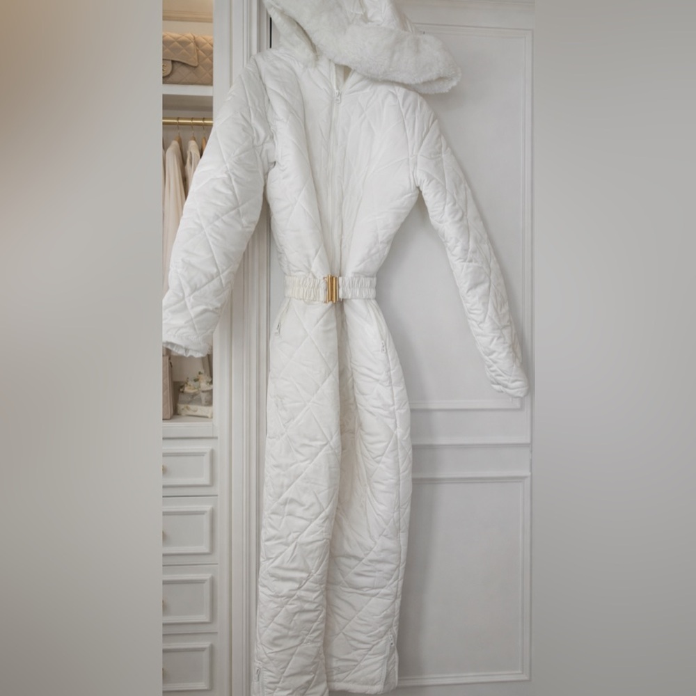 New White Elegant Ski Suit